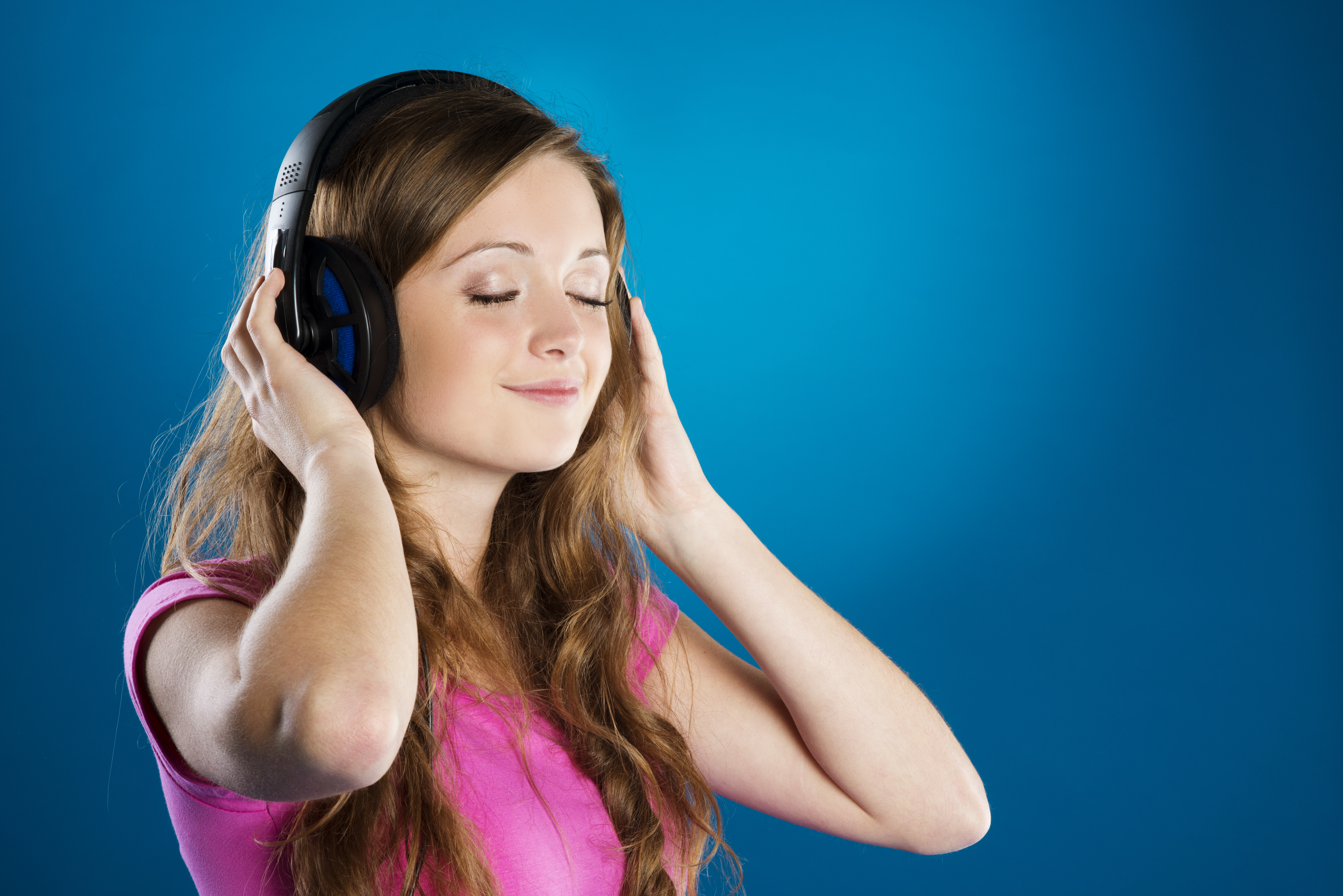 graphicstock-attractive-teenage-girl-with-headphones-on-blue-background-she-is-listening-music_S0Q00xB3Z-.jpg